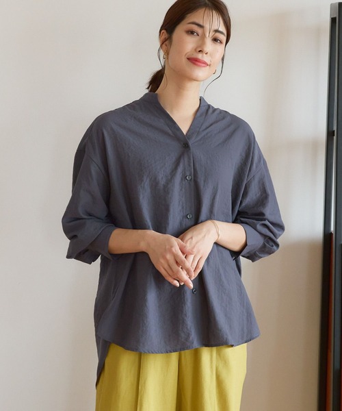 Elura(エルーラ)の「アイロンいらずセミシアシャツ(シャツ/ブラウス・レディース・ホワイト/チャコールグレー/ライトイエロー/ライトブルー・SMALL/MEDIUM/LARGE)」の2枚目の写真