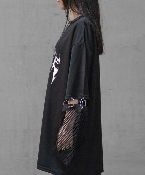 JOHN'S CLOSET(ジョンズクローゼット)の「【13】MESH ARM 2WAY METAL PRINT TEE(Tシャツ/カットソー・メンズ・ホワイト/ブラック・MEDIUM/LARGE)」の10枚目の写真