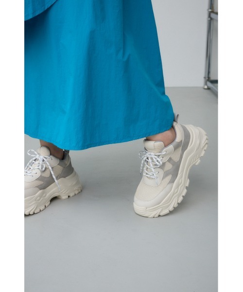 AZUL by moussy（アズールバイマウジー）の「ボリュームソールスニーカー（スニーカー・レディース・アイボリー/ブラック・SMALL/MEDIUM/LARGE）」の16枚目の写真