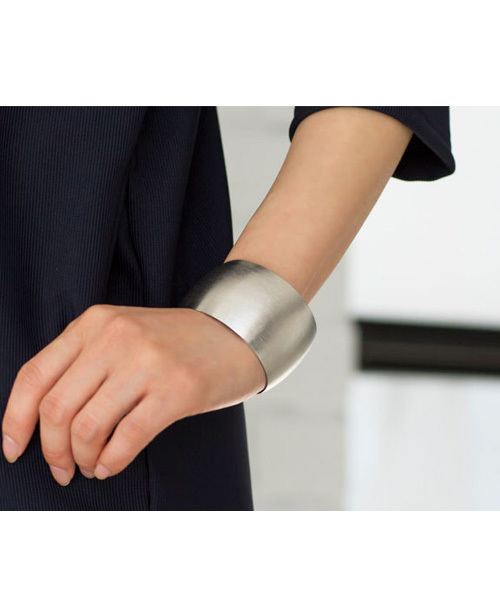 STYLE DELI（スタイルデリ）の「ボリュームメタルバングル（バングル/リストバンド・レディース・シルバー/ゴールド・FREE）」の11枚目の写真