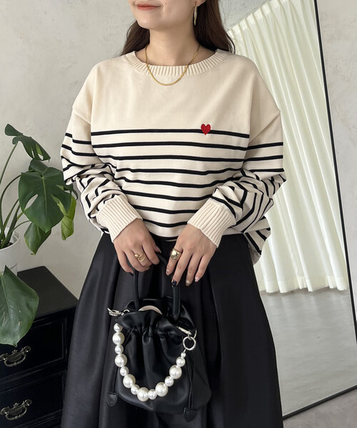 prose verse（プロズヴェール）の「ハート刺繍ボートネックボーダーニット（ニット/セーター・レディース・ブラック/アイボリー・LARGE/MEDIUM）」の2枚目の写真