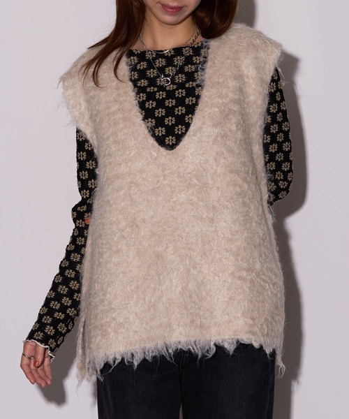 MAISON BREEZE reveur(メゾンブリーズレヴール)の「【MAISON BREEZE reveur】ブークレシャギーVネックベスト DTK(ベスト・レディース・グリーン/アイボリー/チャコールグレー/グレー/オレンジ・FREE)」の2枚目の写真