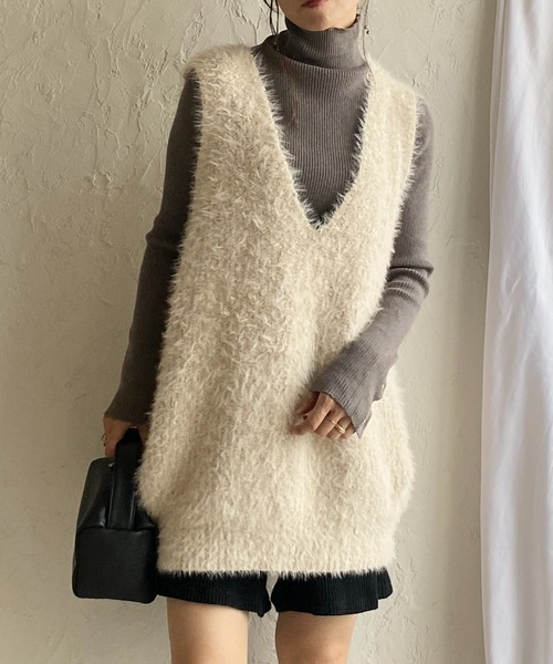 She's Closet(シーズクローゼット)の「オーバーサイズ深Vネックロング丈シャギーニットベスト(ベスト・レディース・アイボリー/ブラック・FREE)」の1枚目の写真