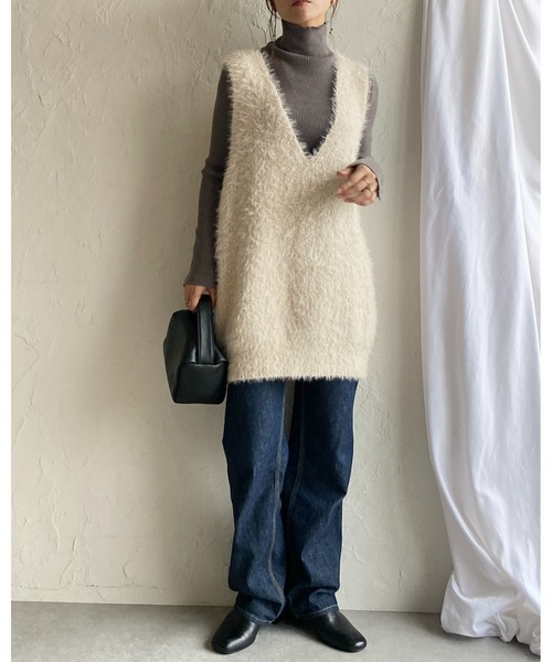 She's Closet(シーズクローゼット)の「オーバーサイズ深Vネックロング丈シャギーニットベスト(ベスト・レディース・アイボリー/ブラック・FREE)」の5枚目の写真