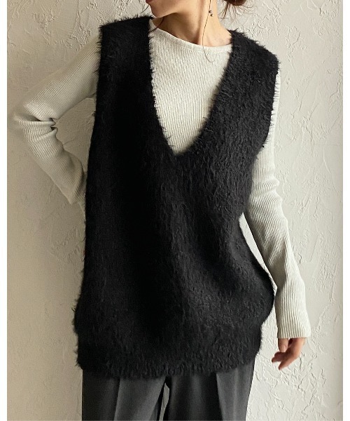 She's Closet(シーズクローゼット)の「オーバーサイズ深Vネックロング丈シャギーニットベスト(ベスト・レディース・アイボリー/ブラック・FREE)」の9枚目の写真