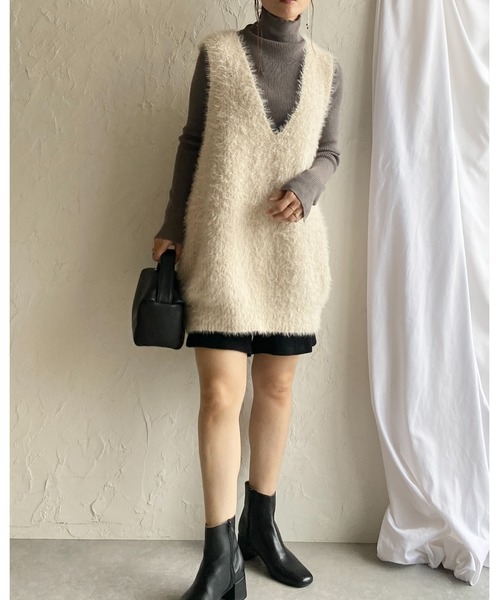 She's Closet(シーズクローゼット)の「オーバーサイズ深Vネックロング丈シャギーニットベスト(ベスト・レディース・アイボリー/ブラック・FREE)」の12枚目の写真
