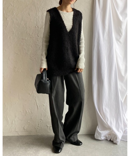 She's Closet(シーズクローゼット)の「オーバーサイズ深Vネックロング丈シャギーニットベスト(ベスト・レディース・アイボリー/ブラック・FREE)」の13枚目の写真