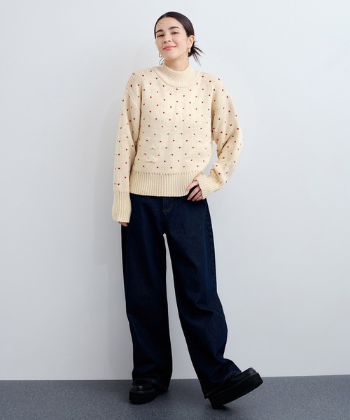 le cercle ADAM ET ROPE'(ルセルクルアダムエロペ)の「【リバーシブル】ハイネックハートニットプルオーバー(ニット/セーター・レディース・ブラック系その他2/ベージュ系その他2・FREE)」の4枚目の写真