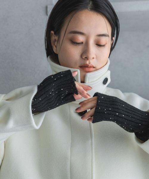 A part by（アパートバイ）の「キラキラニットアームウォーマー（手袋・レディース・ライトベージュ/ブラック・FREE）」の4枚目の写真