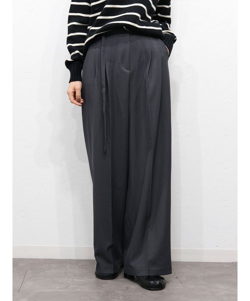 Reurie'（レウリィ）の「ベルト付きタックストレートパンツ／tuck straight belt set pants ロング丈 シンプル きれいめ 大人カジュアル モード ベーシック グレー ブラック 黒 モノトーン（スラックス・レディース・ブラック/グレー・M/S）」の3枚目の写真