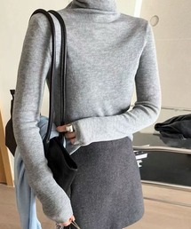 スリムフィットのタートルネックセーター