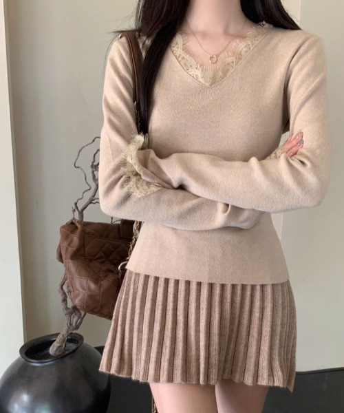 roomy(ルーミー)の「部分レースVネックニット(ニット/セーター・レディース・ブラック/ライトベージュ/オフホワイト・FREE)」の3枚目の写真