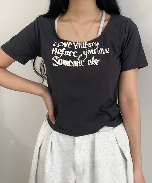 lilful(リルフル)の「フェイクレイヤードホルターネックロゴピチT(Tシャツ/カットソー・レディース・ベージュ/ダークグレー・M/S)」の4枚目の写真