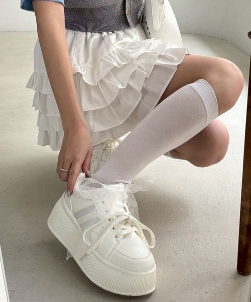 one after another NICE CLAUP(ワンアフターアナザーナイスクラップ)の「【新色追加】プラットフォームリボンカスタムスニーカー(スニーカー・レディース・ホワイト/ネイビー/サックスブルー・S/M/L)」の2枚目の写真