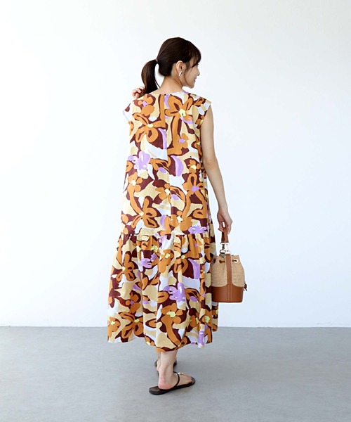 Jines(ジネス)の「Deveaueプリントティアードワンピース(ワンピース・レディース・ブルー/ブラウン・38)」の21枚目の写真