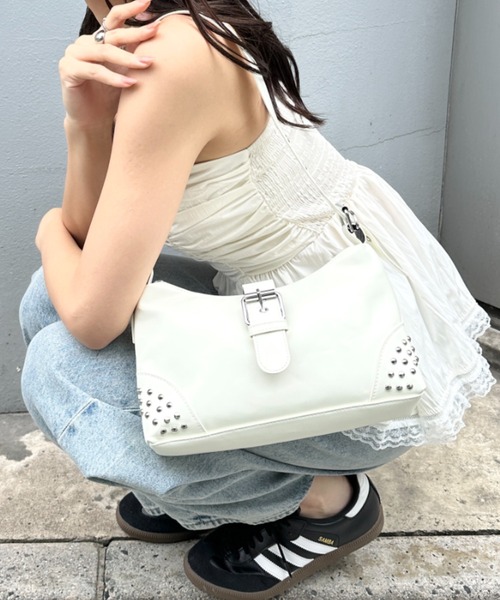 wears(ウェアーズ)の「スタッズフラップハンドバッグ(ハンドバッグ・レディース・ブラック/ホワイト/レッド/ブラウン・FREE)」の2枚目の写真