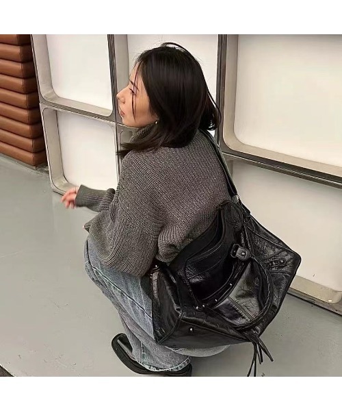 MEMECLE（メメクル）の「【 MEMECLE / メメクル 】フェイクレザーショルダーバッグ（ショルダーバッグ・レディース・ブラック・FREE）」の4枚目の写真
