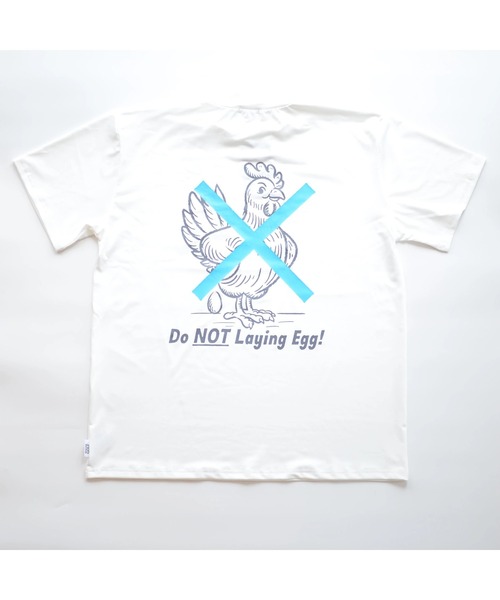 Fortune Island Golf(フォーチューンアイランドゴルフ)の「【Fortune Island Golf/フォーチューンアイランドゴルフ】CHICKEN LAYNG EGG MOCKNECK S/S ゴルフ モックネック バックプリント ブランドロゴ Tシャツ(Tシャツ/カットソー・メンズ・ホワイト/ブラック/オレンジ・LARGE/X-LARGE/MEDIUM)」の2枚目の写真