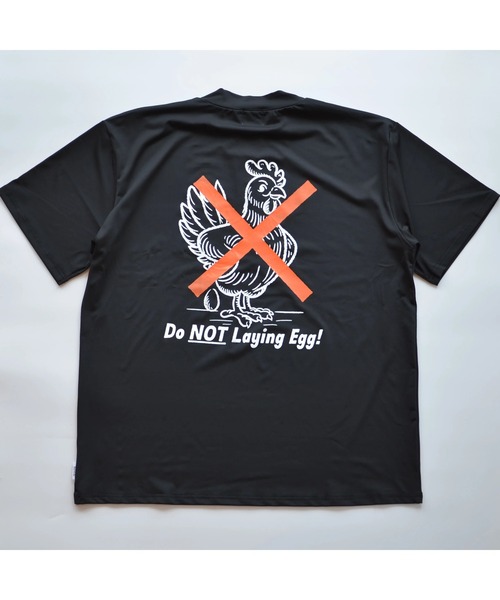 Fortune Island Golf(フォーチューンアイランドゴルフ)の「【Fortune Island Golf/フォーチューンアイランドゴルフ】CHICKEN LAYNG EGG MOCKNECK S/S ゴルフ モックネック バックプリント ブランドロゴ Tシャツ(Tシャツ/カットソー・メンズ・ホワイト/ブラック/オレンジ・LARGE/X-LARGE/MEDIUM)」の3枚目の写真