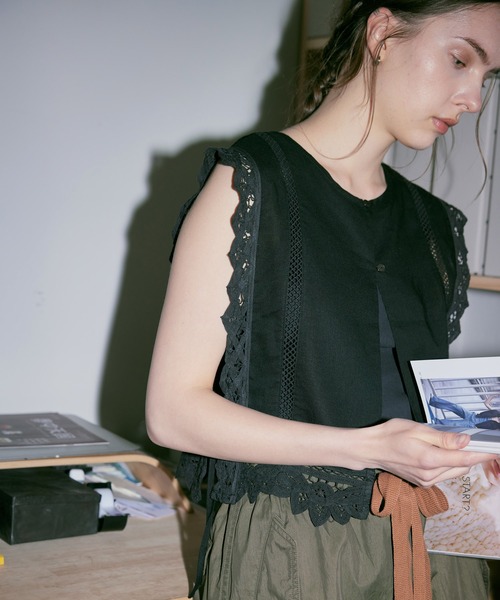 RNA-N(アールエヌエーエヌ)の「V0168 バテンレースベスト(ベスト・レディース・オフホワイト/ブラック・FREE)」の2枚目の写真