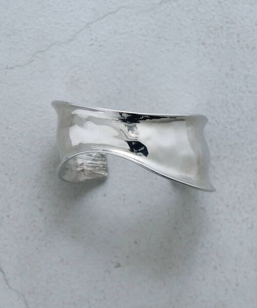 LANVIN en Bleu（ランバンオンブルー）の「ウェーブラインメタルバングル（ネックレス・レディース・シルバー/ゴールド・FREE）」の2枚目の写真