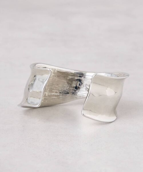 LANVIN en Bleu（ランバンオンブルー）の「ウェーブラインメタルバングル（ネックレス・レディース・シルバー/ゴールド・FREE）」の4枚目の写真