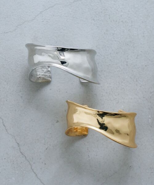 LANVIN en Bleu（ランバンオンブルー）の「ウェーブラインメタルバングル（ネックレス・レディース・シルバー/ゴールド・FREE）」の11枚目の写真