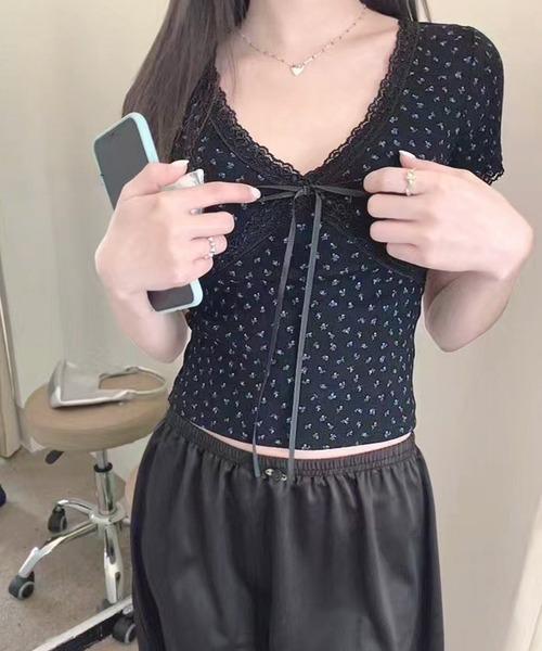 frunco（フランコ）の「【ZOZO限定】小花柄VネックTシャツ（Tシャツ/カットソー・レディース・ホワイト/グレー/ブラック/アイボリー・FREE）」の4枚目の写真