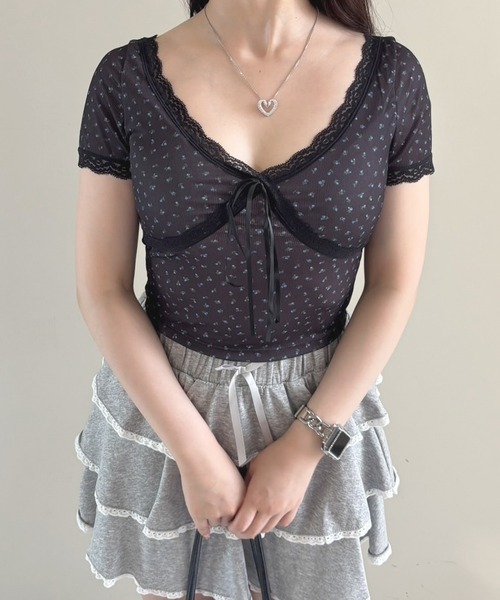 frunco（フランコ）の「【ZOZO限定】小花柄VネックTシャツ（Tシャツ/カットソー・レディース・ホワイト/グレー/ブラック/アイボリー・FREE）」の13枚目の写真