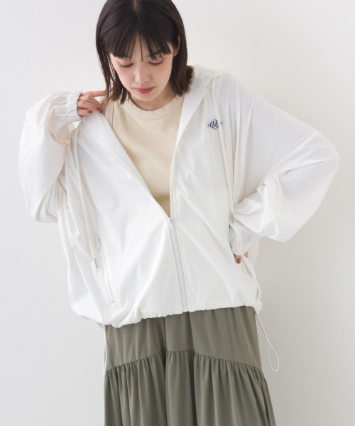 OMNES（オムネス）の「ナイロン リップストップジップアップ裾ドロストワッペンフーディパーカー（パーカー・レディース・ホワイト/ベージュ/ブラック/カーキ・FREE）」の2枚目の写真