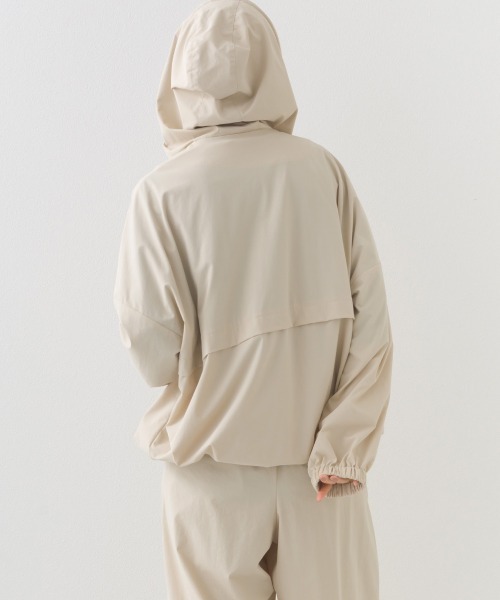 OMNES（オムネス）の「ナイロン リップストップジップアップ裾ドロストワッペンフーディパーカー（パーカー・レディース・ホワイト/ベージュ/ブラック/カーキ・FREE）」の21枚目の写真