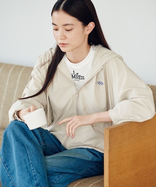 OMNES（オムネス）の「ナイロン リップストップジップアップ裾ドロストワッペンフーディパーカー（パーカー・レディース・ホワイト/ベージュ/ブラック/カーキ・FREE）」の5枚目の写真