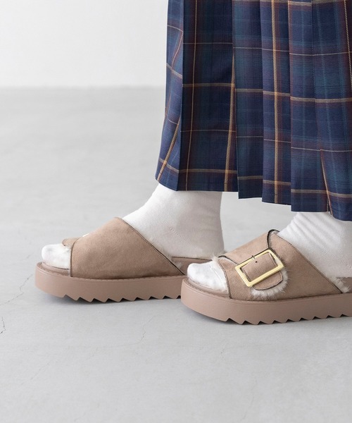 welleg(ウェレッグ)の「ゴールドバックル 厚底ファーサンダル(サンダル・レディース・ブラック/キャメル/ベージュ・S/M/L)」の18枚目の写真