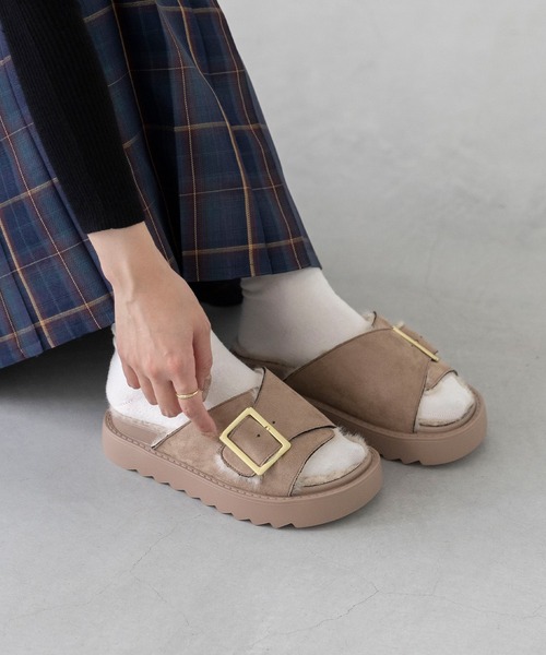 welleg(ウェレッグ)の「ゴールドバックル 厚底ファーサンダル(サンダル・レディース・ブラック/キャメル/ベージュ・S/M/L)」の19枚目の写真