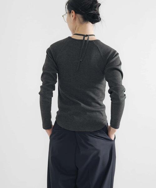 URBAN RESEARCH(アーバンリサーチ)の「カットアウトリブトップス(Tシャツ/カットソー・レディース・チャコールグレー/オフホワイト/カーキ・FREE)」の15枚目の写真
