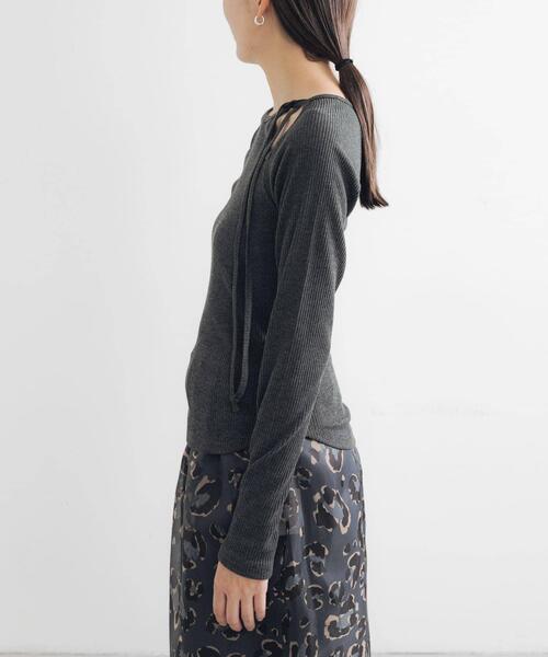 URBAN RESEARCH(アーバンリサーチ)の「カットアウトリブトップス(Tシャツ/カットソー・レディース・チャコールグレー/オフホワイト/カーキ・FREE)」の21枚目の写真