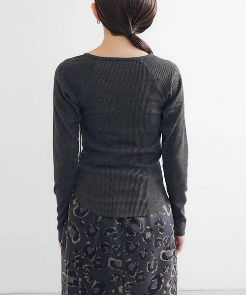 URBAN RESEARCH(アーバンリサーチ)の「カットアウトリブトップス(Tシャツ/カットソー・レディース・チャコールグレー/オフホワイト/カーキ・FREE)」の22枚目の写真