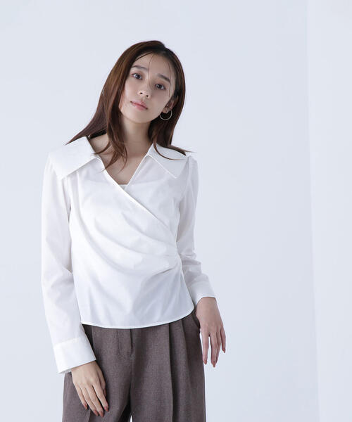 NATURAL BEAUTY BASIC(ナチュラルビューティーベーシック)の「◇カシュクールデザインブラウス(シャツ/ブラウス・レディース・ブラック/オフホワイト・MEDIUM/SMALL)」の1枚目の写真
