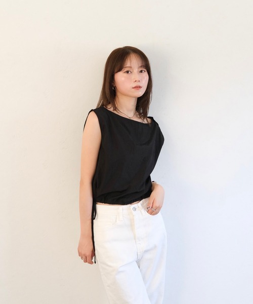 Reurie'(レウリィ)の「ドローストリングサイドリボントップ / 夏トップス ノースリーブ シンプル 大人カジュアル シャツ ブラウス リボン(シャツ/ブラウス・レディース・ブラック/ホワイト・FREE)」の4枚目の写真
