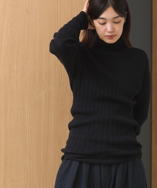 OMNES（オムネス）の「ランダムテレコタートルネック袖くしゅくしゅ長袖ニット（ニット/セーター・レディース・レッド/ダークグレー/ネイビー/ブラック/オフホワイト/ライトブラウン・FREE）」の11枚目の写真