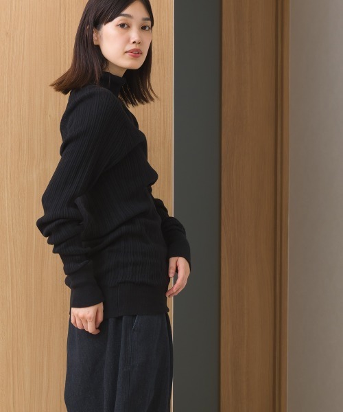 OMNES（オムネス）の「ランダムテレコタートルネック袖くしゅくしゅ長袖ニット（ニット/セーター・レディース・レッド/ダークグレー/ネイビー/ブラック/オフホワイト/ライトブラウン・FREE）」の15枚目の写真