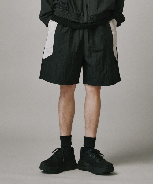 Verdnt（バーダント）の「ナイロンスプリットショートショーツ[ブラック]（その他パンツ・レディース・ブラック・SMALL/MEDIUM/LARGE）」の4枚目の写真
