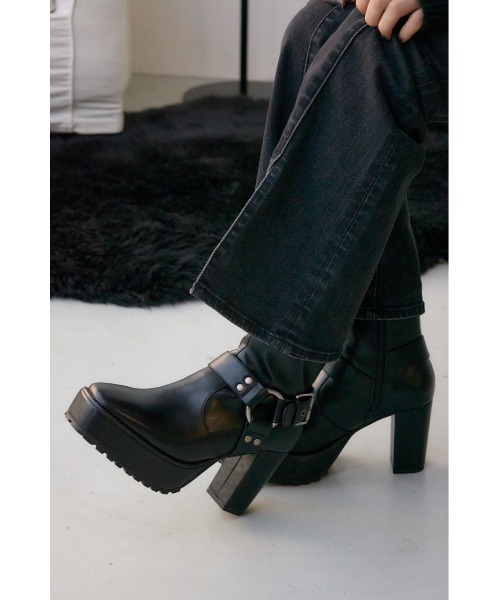 AZUL by moussy(アズールバイマウジー)の「エンジニアプラットフォームショートブーツ 靴(ブーツ・レディース・ブラック/ブラウン・SMALL/MEDIUM/LARGE)」の4枚目の写真