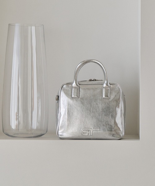 ADAM ET ROPE'（アダムエロペ）の「【サステナブル】ロゴボストンバッグ（ボストンバッグ・レディース・シルバー/ブラック・FREE）」の2枚目の写真