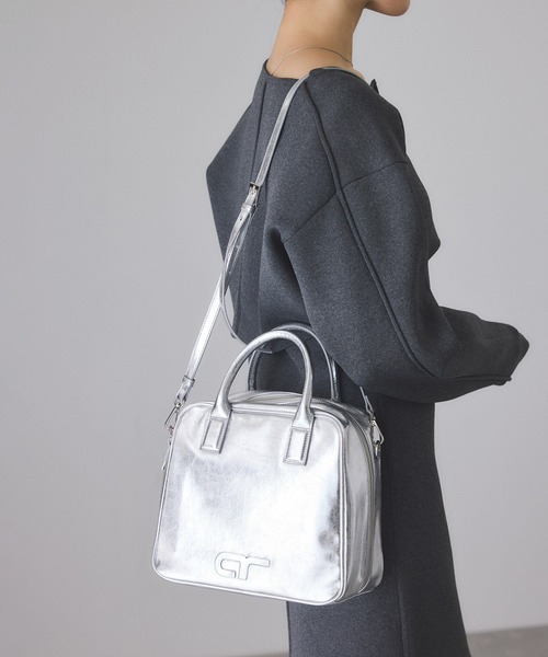 ADAM ET ROPE'（アダムエロペ）の「【サステナブル】ロゴボストンバッグ（ボストンバッグ・レディース・シルバー/ブラック・FREE）」の12枚目の写真