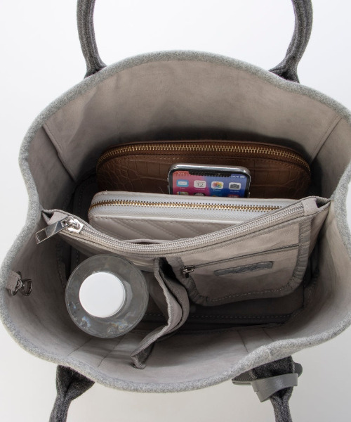 cache cache（カシュ カシュ）の「カシュカシュ cachechche / メルトン風パーテーショントート（トートバッグ・レディース・ダークグレー/ベージュ系その他2/イエロー系その他/グレー系その他・FREE）」の18枚目の写真