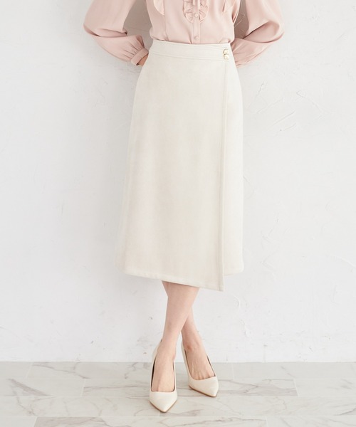 tocco closet(トッコ クローゼット)の「変形飾り釦付きスエードラップ風タイトスカート(スカート・レディース・ラベンダー/グレイッシュベージュ/ピンクベージュ・M)」の1枚目の写真