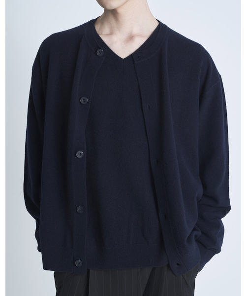 POKER FACE（ポーカーフェイス）の「FARASHA CASHMERE ROUND NECK CARDIGAN DARK NAVY（ニット/セーター・レディース・その他・46/48/50）」の2枚目の写真