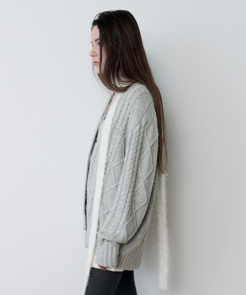 ROLAROLA（ロラロラ）の「V NECK CABLE LOOSE FIT CARDIGAN GRAY（カーディガン/ボレロ・レディース・グレー・FREE）」の2枚目の写真
