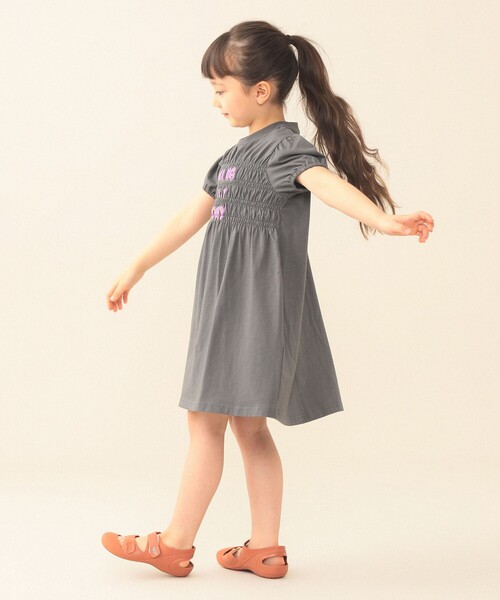 BEAMS mini(ビームスミニ)の「シャーリング カット ワンピース 2026SS(90~140cm)(ワンピース・キッズ・イエロー系その他4/チャコールグレー・140/130/120/110/100/90)」の22枚目の写真